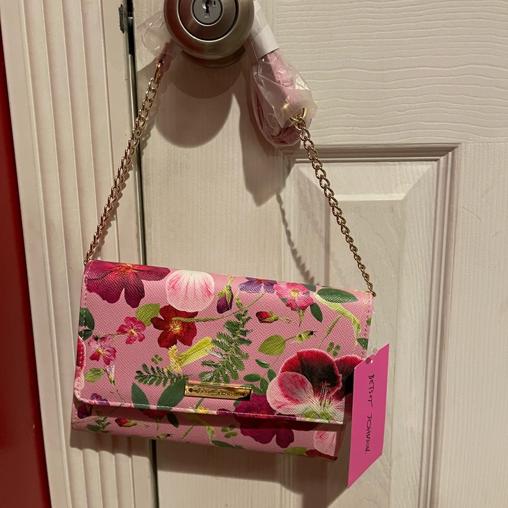 Cute Betsey bag! Plenty of space for everything but not too bulky!